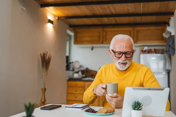 Egy Idősebb Férfi Otthon Konyhában Egy Csésze Teával Vagy Kávéval — Stock Fotó
