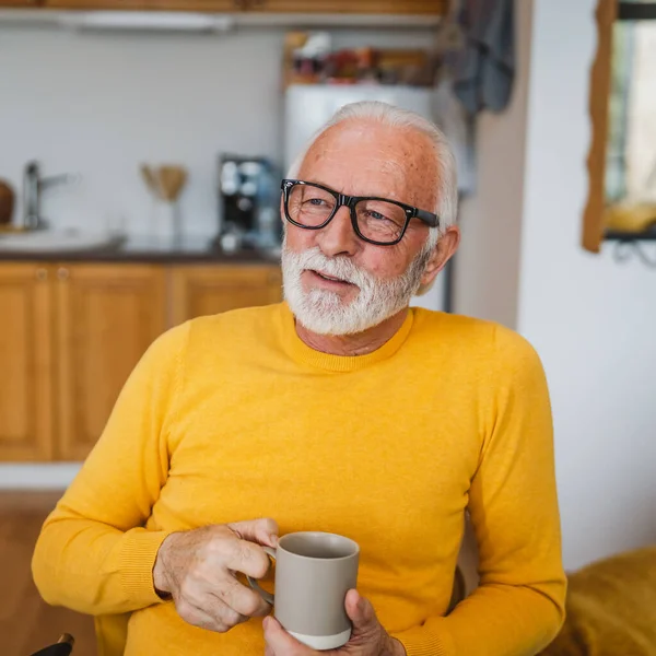Egy Idősebb Férfi Otthon Konyhában Egy Csésze Teával Vagy Kávéval — Stock Fotó