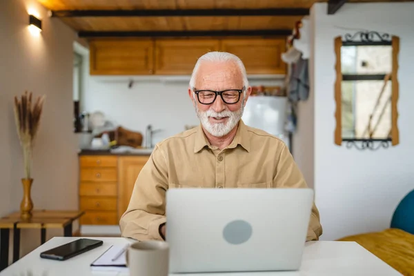 Egy Idős Kaukázusi Férfi Nagyapa Szakállas Szemüveges Munka Laptop Használata — Stock Fotó