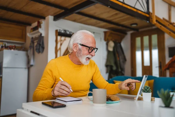 Avô Homem Caucasiano Sênior Com Barba Óculos Trabalho Tablet Digital — Fotografia de Stock
