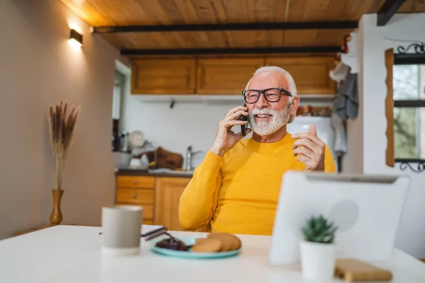 Ein Mann Älteren Kaukasischen Mann Mit Grauem Bart Sitzen Den — Stockfoto