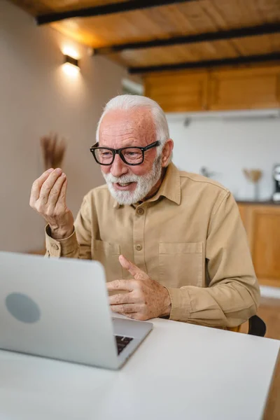 Senior Kaukasische Man Gebruik Laptop Computer Een Video Gesprek Thuis — Stockfoto