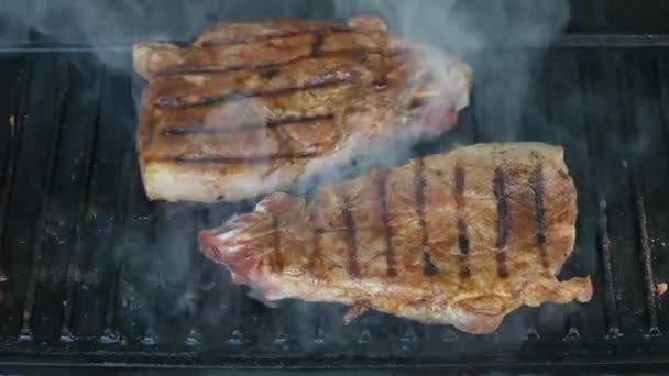 Carne Cerdo Fresca Parrilla Cerca Video Mano — Vídeos de Stock