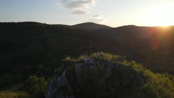 Ortodoksyjny Krzyż Szczycie Wzgórza Lub Góry Skalnej Zachodzie Słońca Serbii — Wideo stockowe