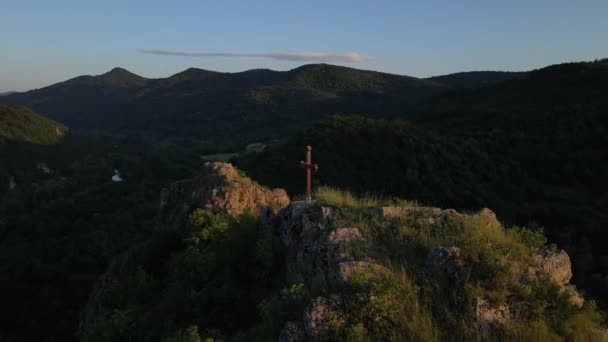 Ortodoxní Kříž Vrcholu Kopce Nebo Skály Při Západu Slunce Srbsku — Stock video