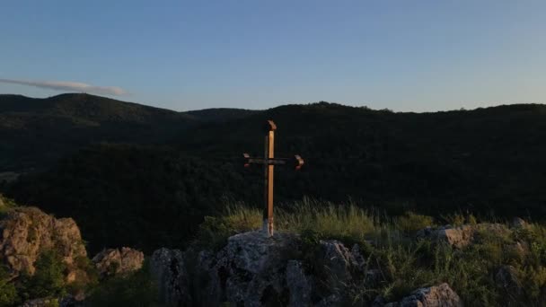 Orthodox Kruis Top Van Heuvel Rotsberg Bij Zonsondergang Servië Knjazevac — Stockvideo