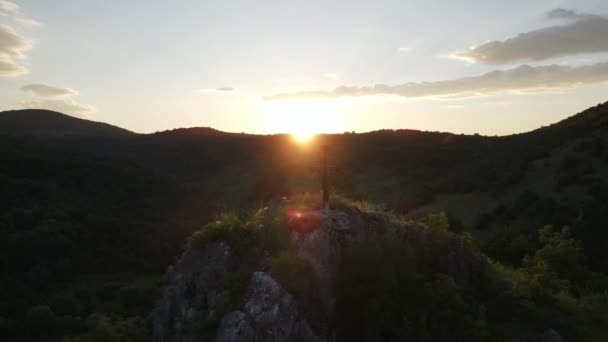 Ortodoksyjny Krzyż Szczycie Wzgórza Lub Góry Skalnej Zachodzie Słońca Serbii — Wideo stockowe