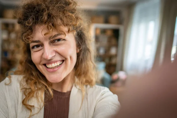 Beyaz Bir Kadın Kendinden Emin Evde Kıvırcık Saçlı Mutlu Gülümseyen — Stok fotoğraf