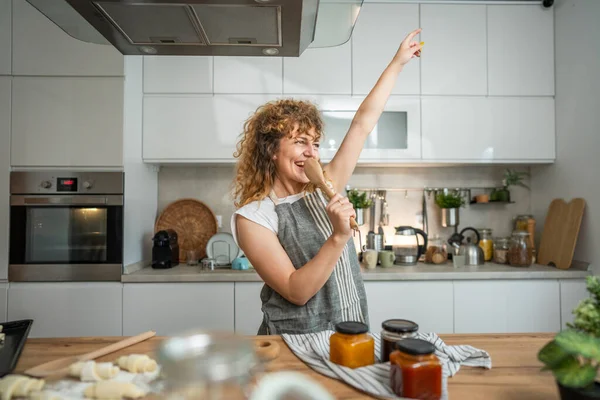 Feliz Jovem Adulto Caucasiano Mulher Usar Avental Cozinha Sorriso Segurar — Fotografia de Stock
