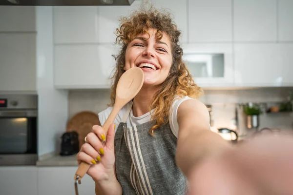 Jedna Šťastná Mladá Dospělá Běloška Žena Nosit Zástěru Kuchyni Úsměv — Stock fotografie