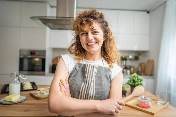 Una Joven Mujer Caucásica Adulta Feliz Usa Delantal Sonrisa Cocina — Foto de Stock