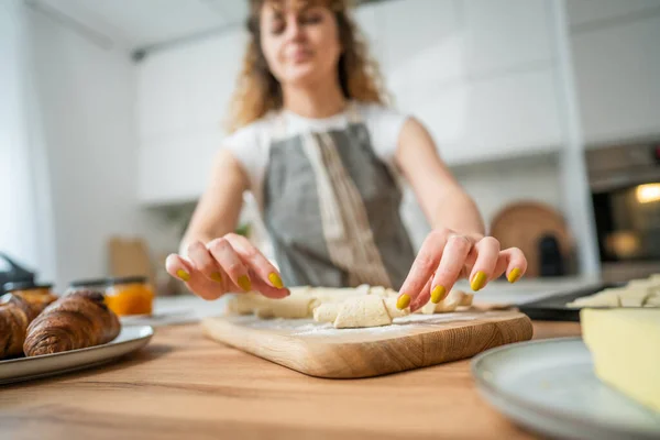 Manos Mujer Caucásica Desconocida Usan Delantal Cocinero Croissant Cocina — Foto de Stock