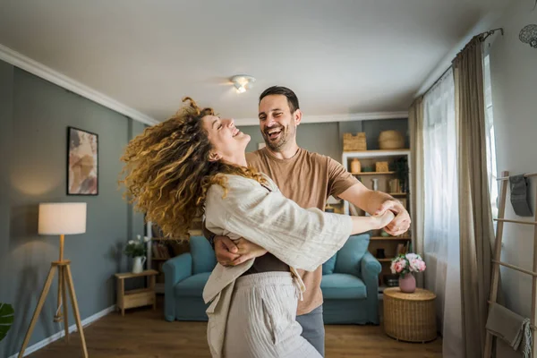 Gelukkig Paar Volwassen Kaukasische Man Vrouw Man Vrouw Dansen Thuis — Stockfoto