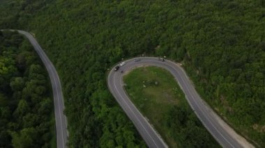 Motosiklet sürücüsü yaz günü açık asfalt yolda yolculuk konsept drone hava görüntüsü knjazevac serbia