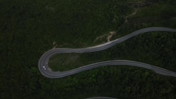 세르비아 지방에서 꼬불꼬불 한길을 주위에 풍경의 개념으로 둘러싸인 항공기의 — 비디오