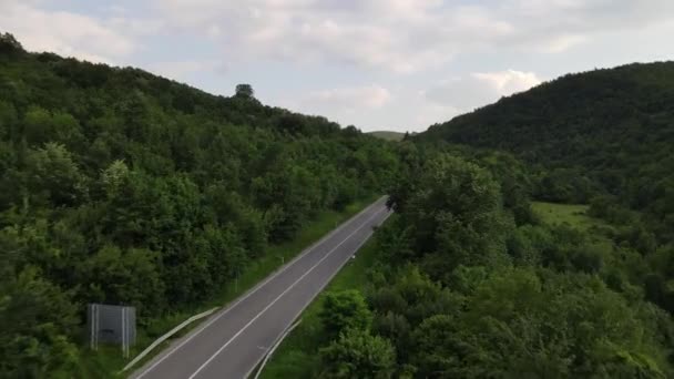 Antenowe Nagrania Dronów Zakrzywionej Drogi Asfaltowej Pasmie Górskim Podczas Letniego — Wideo stockowe