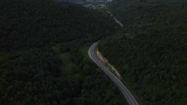 Imagens Aéreas Drone Uma Estrada Asfalto Curvilínea Uma Gama Montanhas — Vídeo de Stock