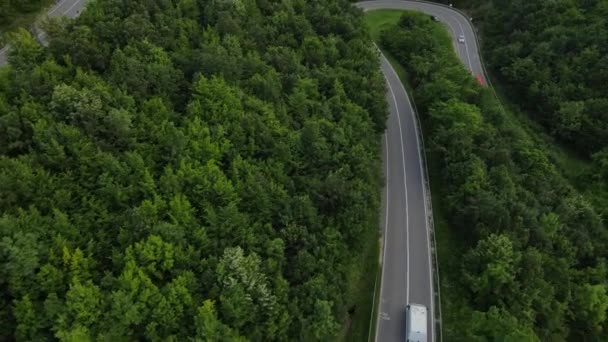 Letecké Bezpilotní Záběry Křivolaké Asfaltové Silnice Horském Masivu Během Letního — Stock video