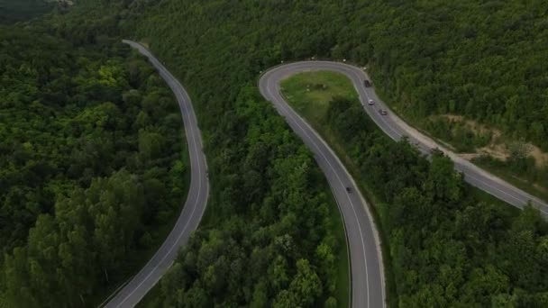 Motocyklista Jazdy Otwartej Drodze Asfaltowej Lecie Koncepcja Podróży Drone Widok — Wideo stockowe