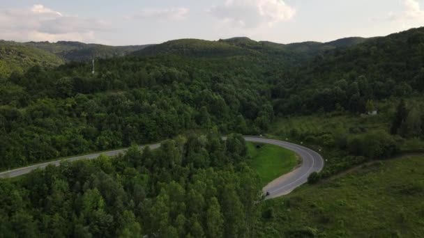 Motocyklista Jazdy Otwartej Drodze Asfaltowej Lecie Koncepcja Podróży Drone Widok — Wideo stockowe