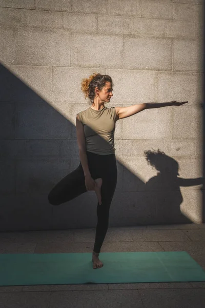 Yetişkin Bir Kafkasyalı Kadın Yaz Günü Yoga Pratiği Yapıyor Şehrin — Stok fotoğraf