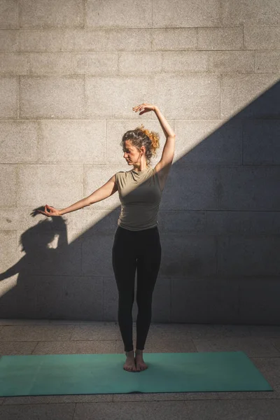 Una Mujer Caucásica Adulta Practicando Yoga Día Verano Aire Libre — Foto de Stock