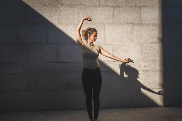 Een Volwassen Blanke Vrouw Doet Yoga Praktijk Zomer Dag Buiten — Stockfoto