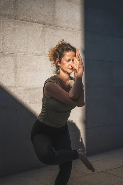 Una Mujer Caucásica Adulta Practicando Yoga Día Verano Aire Libre — Foto de Stock
