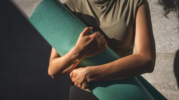 Una Mujer Caucásica Sostiene Esterilla Yoga Mientras Para Aire Libre — Foto de Stock