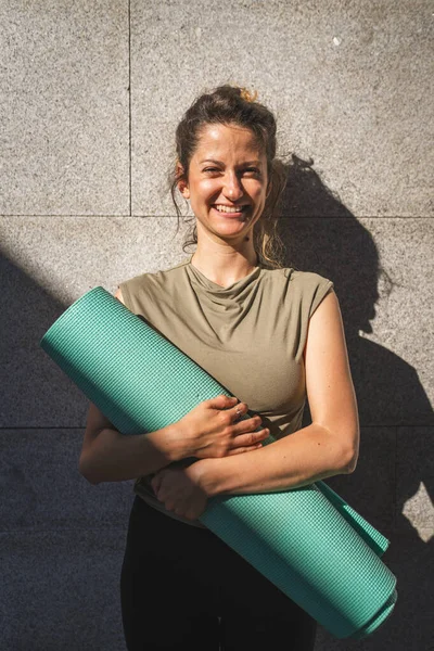 Beyaz Bir Kadın Güneşli Bir Günde Dışarıda Dikilirken Yoga Minderi — Stok fotoğraf