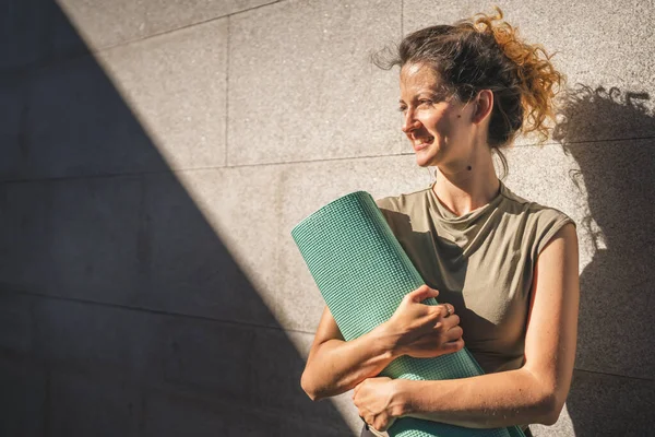 One Caucasian Woman Hold Yoga Mat While Stand Outdoor Sunny — Stock Photo, Image