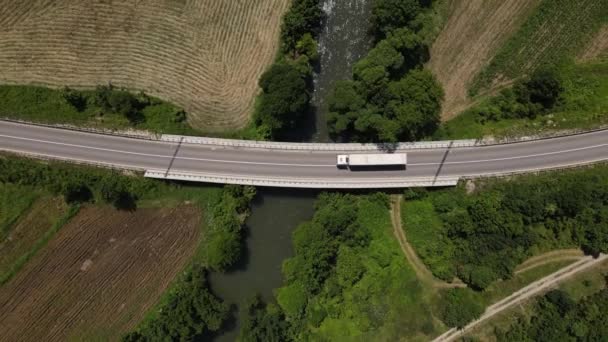 Landschaftliche Schönheit Einer Asphaltstraße Einem Sonnigen Tag Als Lastkraftwagen Aus — Stockvideo