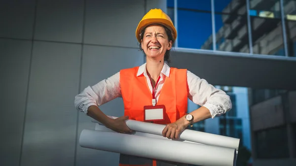 Arquitecto Mujer Mujer Ingeniero Construcción Pie Aire Libre Usar Casco — Foto de Stock
