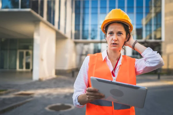 Architekt Kobieta Inżynier Budownictwa Stoją Zewnątrz Nosić Kask Ochronny Zachód — Zdjęcie stockowe