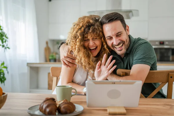 白种人夫妇夫妻用数字平板电脑在网上进行视频通话 同时在家中享受家庭生活的乐趣家庭概念复制了真实的空间 — 图库照片