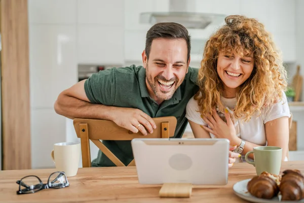 白种人夫妇夫妻用数字平板电脑在网上进行视频通话 同时在家中享受家庭生活的乐趣家庭概念复制了真实的空间 — 图库照片
