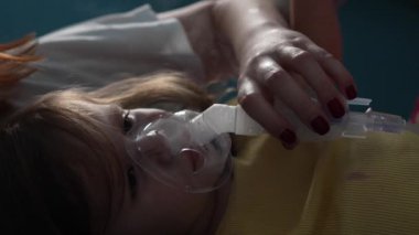 Evde nebulizör kullanan bir çocuk. Buhar buharı soluyan maske kullanan küçük bir kız çocuğu. Evde tıbbi müdahale, astım tedavisi, zatürree bronşit seçici odaklanma.
