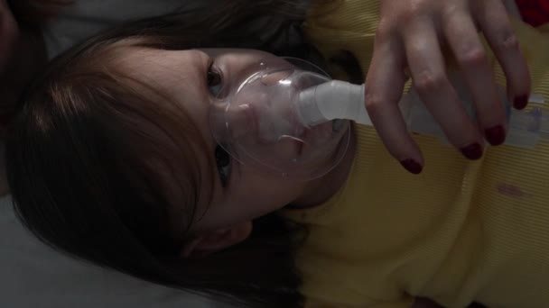 Evde Nebulizör Kullanan Bir Çocuk Buhar Buharı Soluyan Maske Kullanan — Stok video