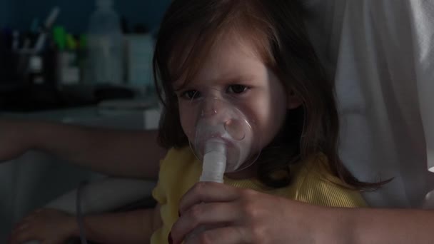 Niño Pequeño Usando Nebulizador Casa Niño Pequeño Usando Inhalador Vapor — Vídeo de stock