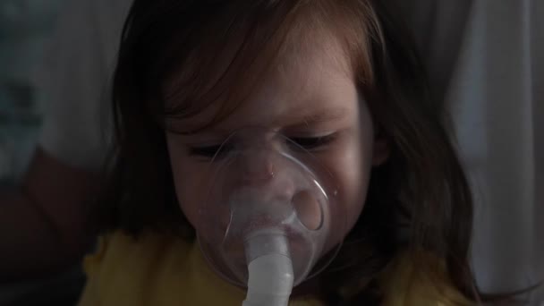 Ein Kleinkind Mit Vernebler Hause Kleines Mädchen Kind Mit Dampfdampf — Stockvideo