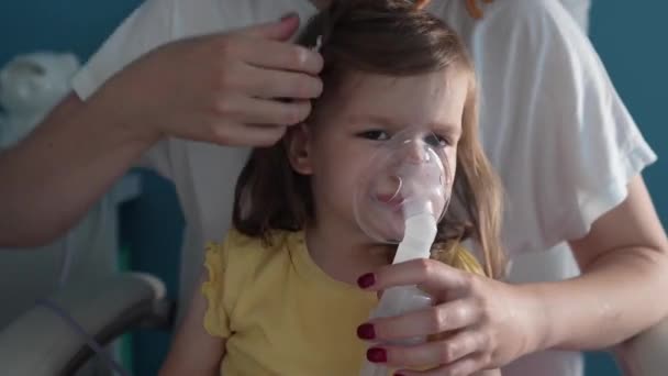 Ein Kleinkind Mit Vernebler Hause Kleines Mädchen Kind Mit Dampfdampf — Stockvideo