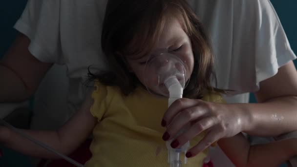 自宅でネブライザーを使う1人の幼児自宅で蒸気吸入器マスク吸入を使う医療処置喘息肺炎気管支炎選択的フォーカス — ストック動画