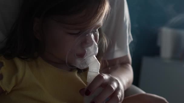 Jedno Dziecko Stosujące Nebulizator Domu Mała Dziewczynka Dziecko Stosujące Maskę — Wideo stockowe