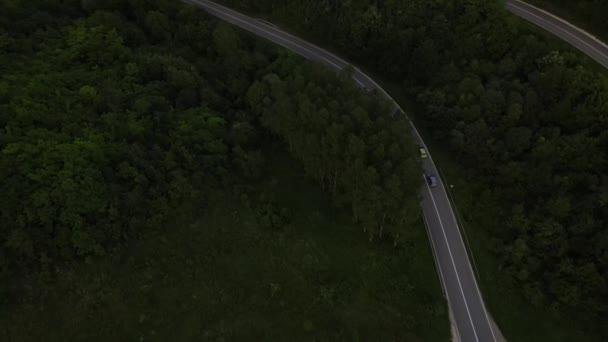 Imagens Aéreas Drone Uma Estrada Asfalto Curvilínea Uma Gama Montanhas — Vídeo de Stock