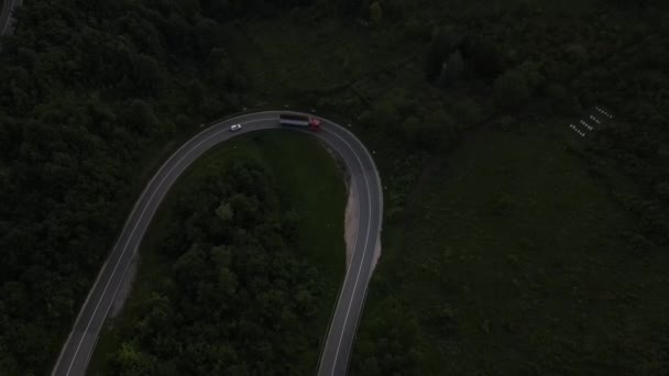 Antenowe Nagrania Dronów Zakrzywionej Drogi Asfaltowej Pasmie Górskim Podczas Wieczornej — Wideo stockowe