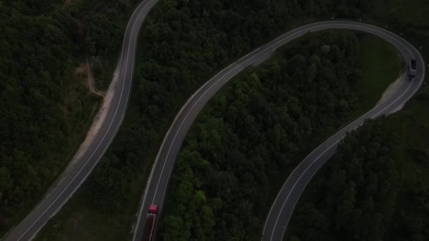 Imagens Drones Aéreos Uma Estrada Asfalto Curvilínea Cordilheira Durante Caminhão — Vídeo de Stock