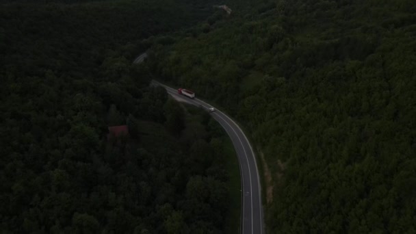 Letecké Drone Záběry Křivolaké Asfaltové Silnice Pohoří Během Večerního Vozidla — Stock video