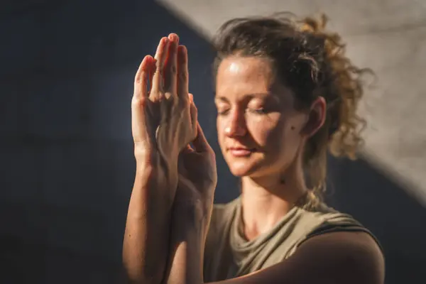 Yetişkin Bir Kafkas Kadın Yaz Günü Yoga Antrenmanı Yapıyor Şehrin — Stok fotoğraf