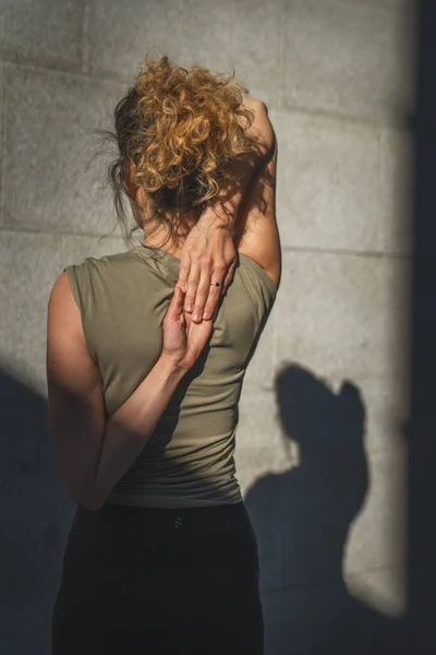 Een Volwassen Blanke Vrouw Doet Yoga Praktijk Stretch Zomer Dag — Stockfoto