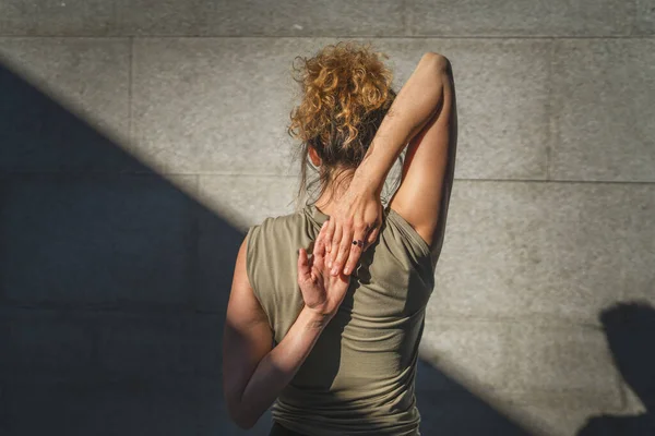 Eine Erwachsene Kaukasische Frau Macht Yoga Praxis Stretch Sommer Tag — Stockfoto